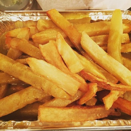 Stopped @ Eamonn's Dublin Chipper for a bite. Nothing to say but disappointing. Service was slow. Food was bland. Curry Chips here were flavorless. #currychips #dissappointed #food #foodie #alexandriava #chips #curry