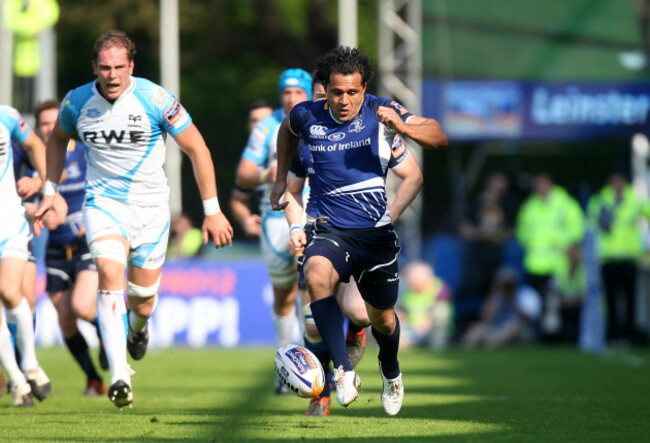 Isa Nacewa makes a break supported by Brian O'Driscoll
