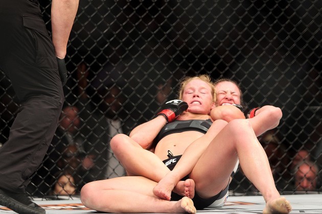 Miesha Tate submits Holly Holm with a rear naked chokehold to win the fight