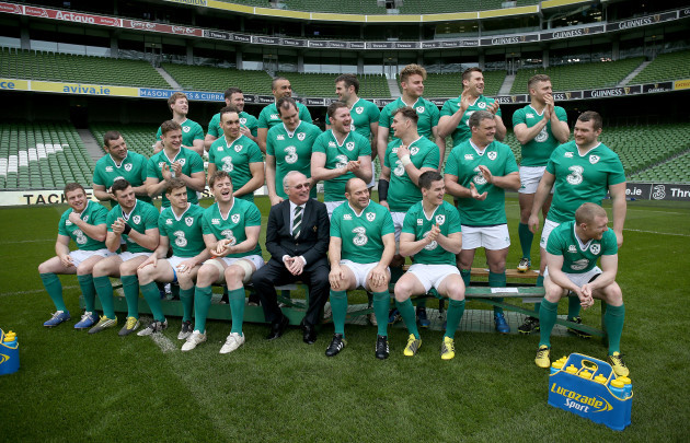 Martin O'Sullivan and the Irish team applaud Conor Murray as he makes his way to the team picture
