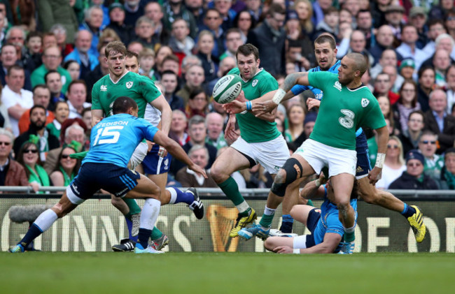 Simon Zebo offloads to Jared Payne