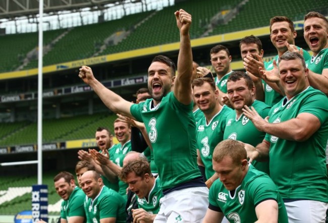 The Ireland squad applaud Jonathan Sexton as her arrives for the team photo