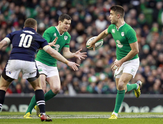 Conor Murray offloads to Jonathan Sexton