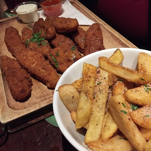 Panko chicken strips and fuckin amazeballs homestyle fries #throwback #Saturdays #Dublindiaries