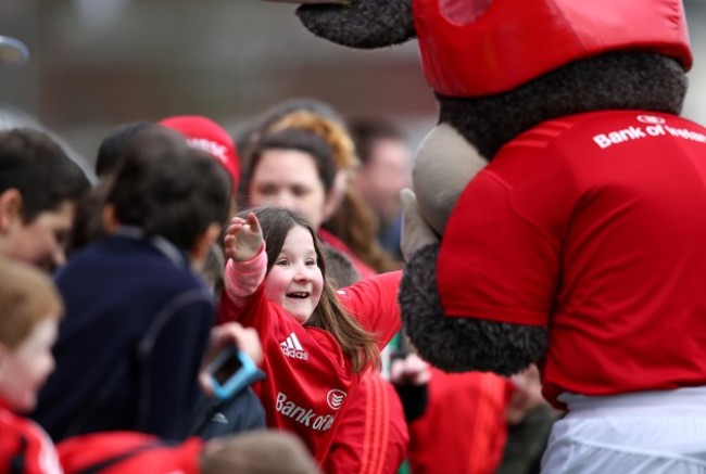 A young supporter meets Munster mascot Oscar