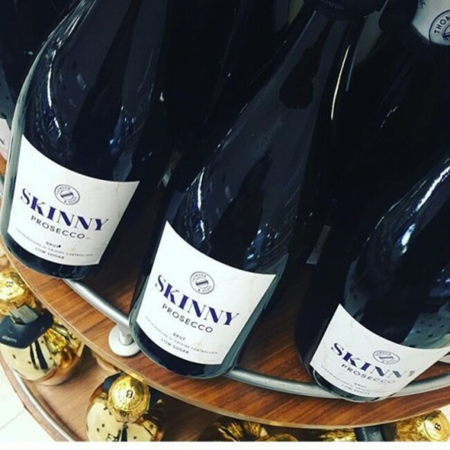 Thanks @selfridgesfood @selfridgeswine @theofficialselfridges for this cool shot of @skinnyprosecco showing its best side on display in store #skinnyprosecco #skinnychampagne #skinnyfizz #thomsonandscott @thedigitalwinecompany @forest_ldn @eatoutlots @georgia_loves @boundarypusher @upmfranzen