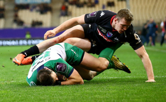 Robbie Henshaw gathers the ball to score his sides second try despite Chris Farrell