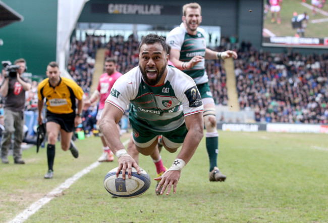 Telusa Veainu scores a try