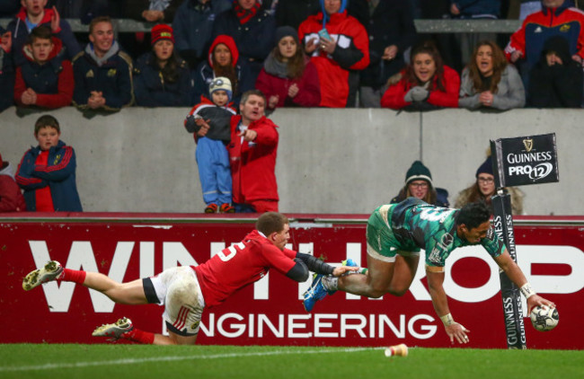 Bundee Aki scores his side's second try despite Andrew Conway