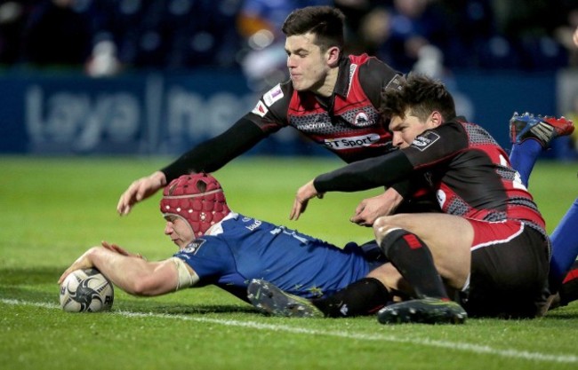 Josh van der Flier scores a try