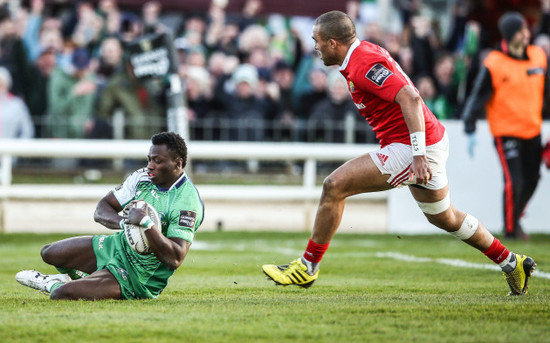 Niyi Adeolokun scores a try