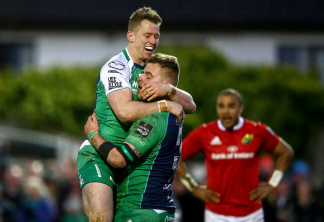 Matt Healy celebrates with Finlay Bealham after he scored his sides fourth try