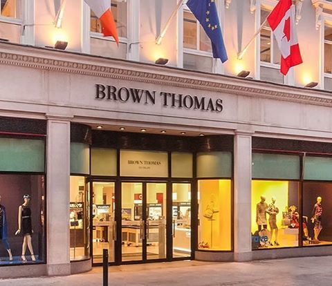 Take a look at @officialbrownthomas #flagship #dublin #ireland an exclusive #departmentstore located in Grafton Street in the heart of Dublino. By the mid 1850's #brownthomas had established itself as a landmark store
