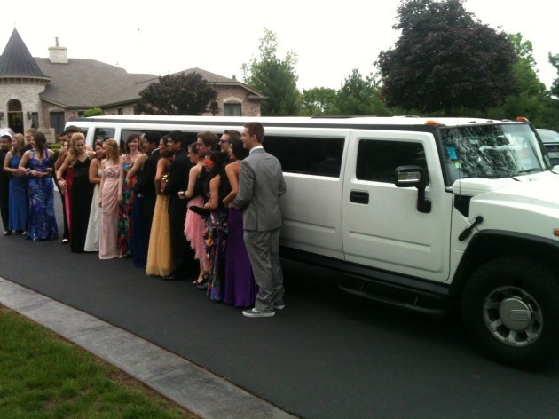Hummer_Limo_used_for_Prom