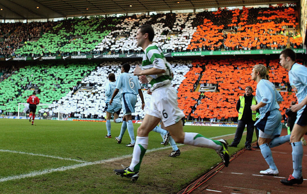 Roy Keane of Celtic runs onto the pitch