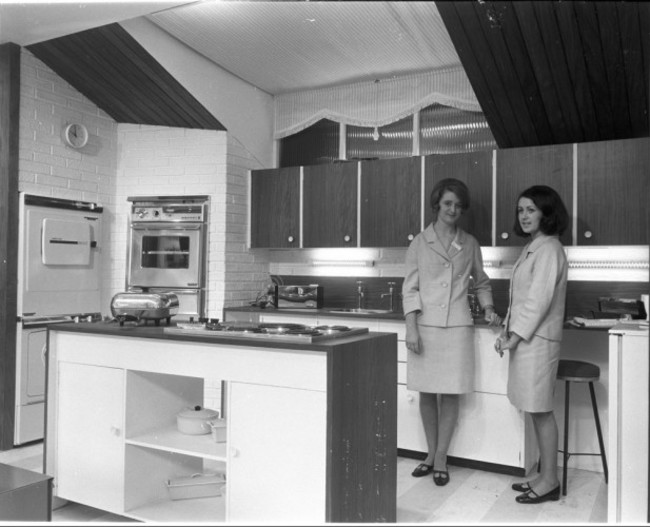 rds_home-exhibit_ktichen-with-demonstrators_1960s-e1461143051562