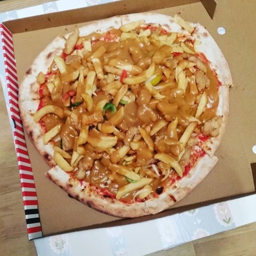 Spice bag pizza with curry sauce #gamechanger #foodporn #calorieoverload #pizza #spicebag #chinese