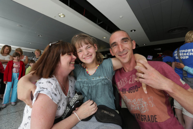 Sharon & Danny Lynch welcome Nastia at Shannon Airport Credit Brian ArthurPress 22