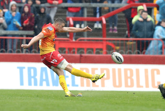 Steve Shingler kicks a penalty