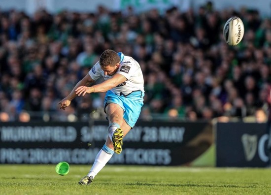 Duncan Weir kicks a penalty