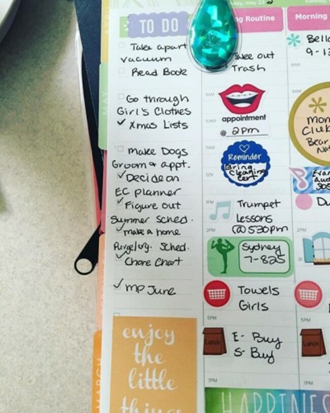 It's Monday, time to tackle my do do list! #busymom #plannermom #weloveec #weloveechourly #todolist #getitdone