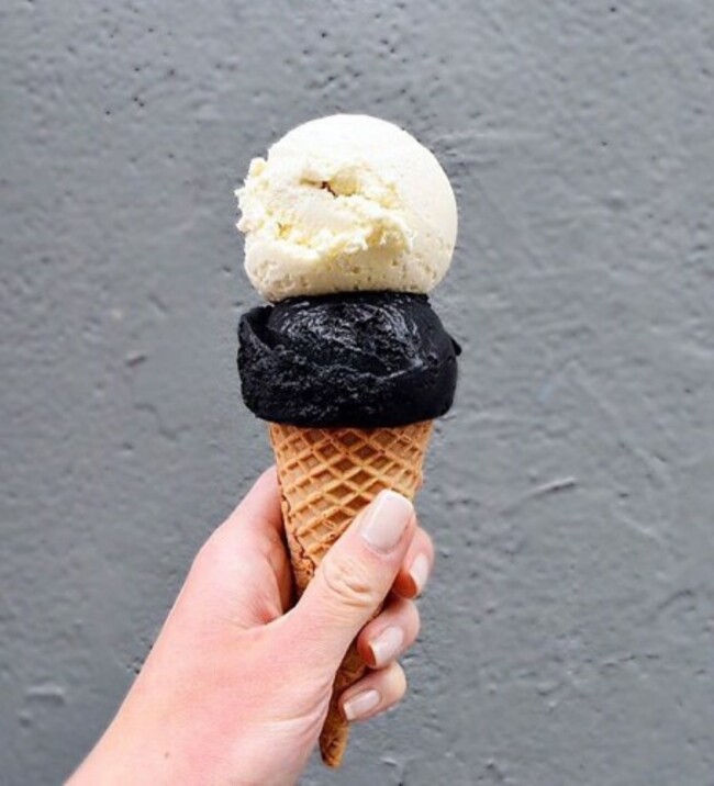 What's trending more? Black & white? Or that COCONUT ASH ice cream ⚫️ I'm addicted to it now, but it turned my tongue black