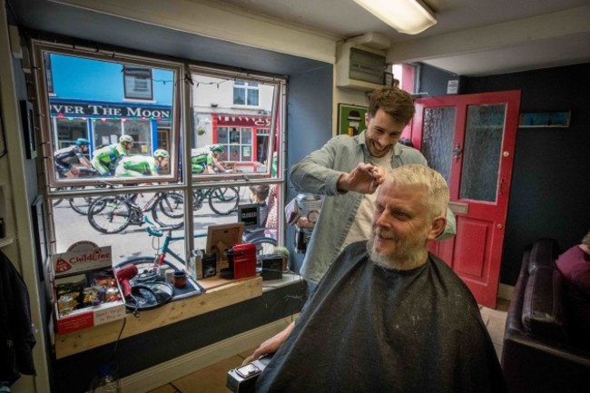 Mike Murphy has his hair cut by Owen Crudge as the An Post R&aacute;s finishes in Clonakilty