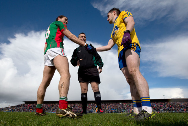 Tom Parsons and Ciaráin Murtagh perform the coin toss with referee Maurice Deegan