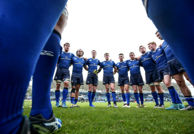 Isa Nacewa and Jonathan Sexton talk in the team huddle