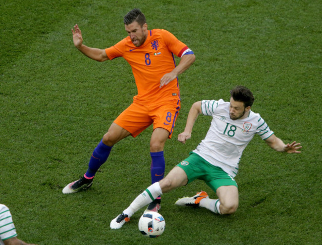 Harry Arter tackles Kevin Strootman