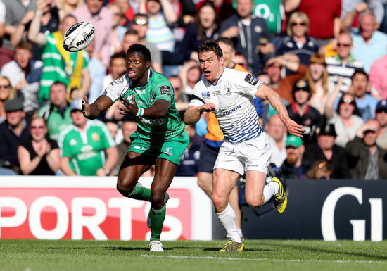 Niyi Adeolokun beats Eoin Reddan to score a try