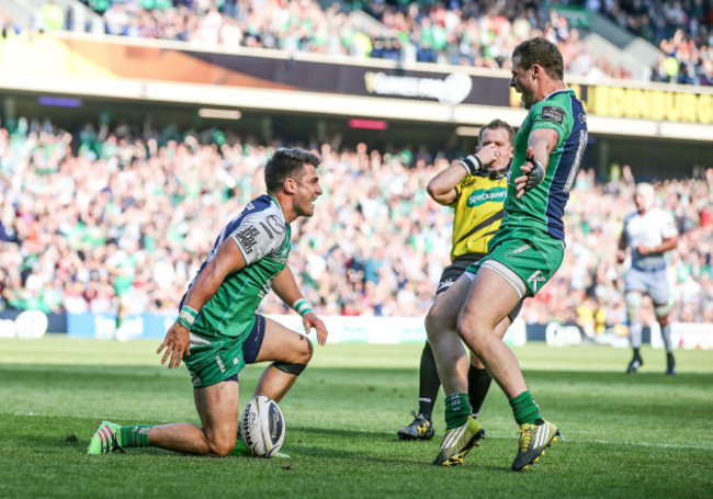 Tiernan O'Halloran celebrates his try with Robbie Henshaw