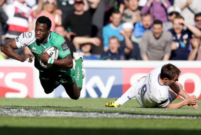 Niyi Adeolokun beats Eoin Reddan to score a try