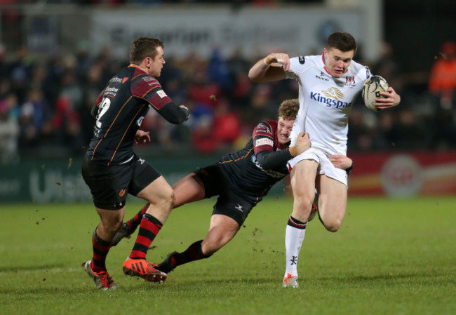 Jacob Stockdale is tackled by Angus O&Otilde;Brien