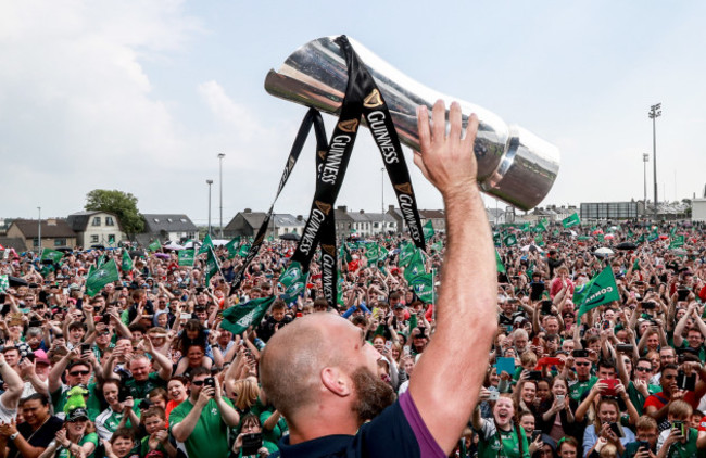 John Muldoon lifts the trophy