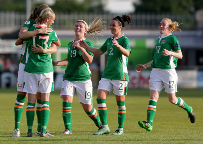 Stephanie Roche celebrates wit the team