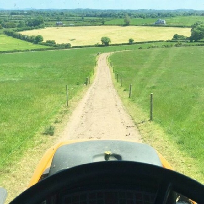 #renaulttractor #renault #drawingbales #limerick #ireland #instalike #instafarming #greengrass #blueskiesandsunshine #blueskies #whataview