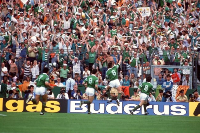 Soccer - European Championships - Euro 88 West Germany - Group Two - Ireland v England - Neckarstadion