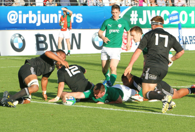 Ed Byrne stretches to score a try