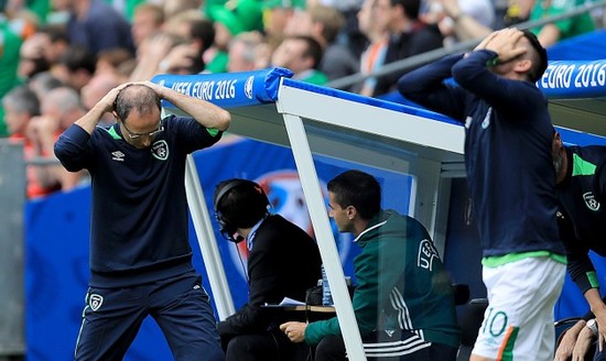 Martin O'Neill and Robbie Keane react to a missed chance