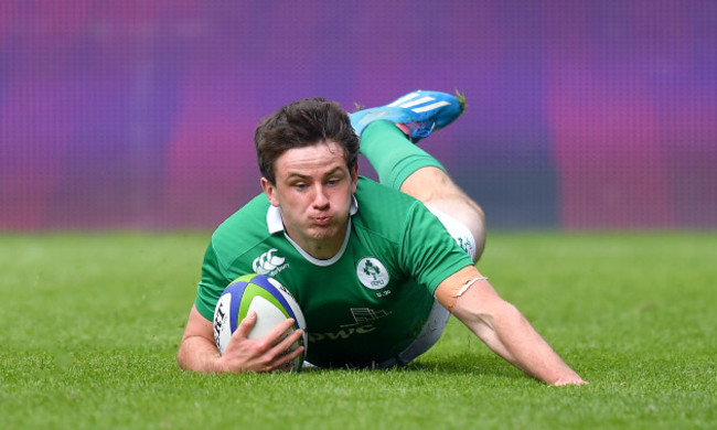 Hugo Keenan scores his team's first try