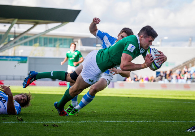 Jacob Stockdale scores the first try
