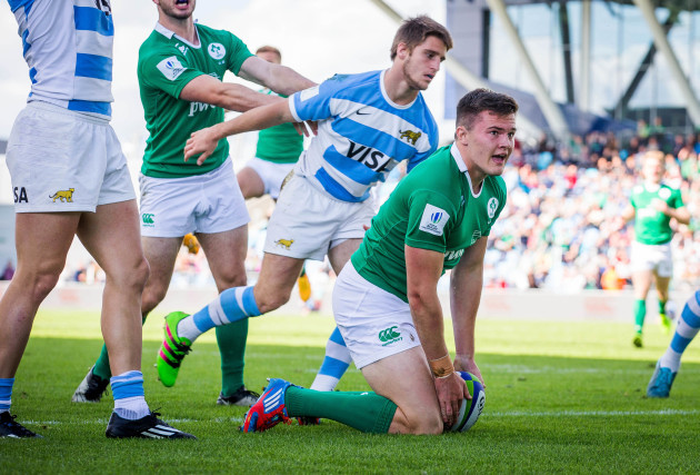 Jacob Stockdale scores the first try