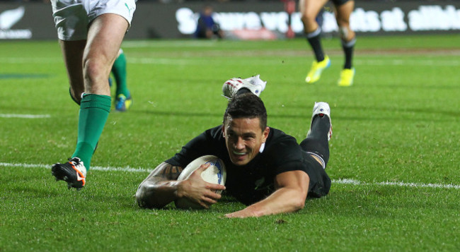 Sonny Bill Williams scores a try