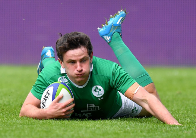 Hugo Keenan scores his team's first try