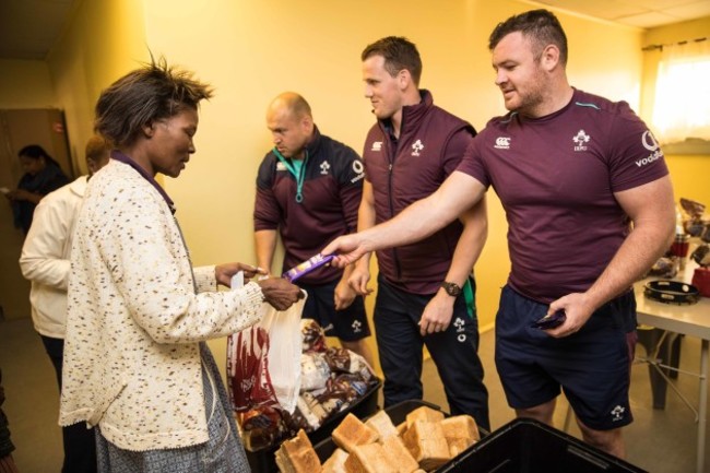Richardt Strauss, Craig Gilroy and David Kilcoyne give out food