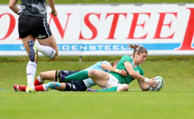 Alison Miller scores a try