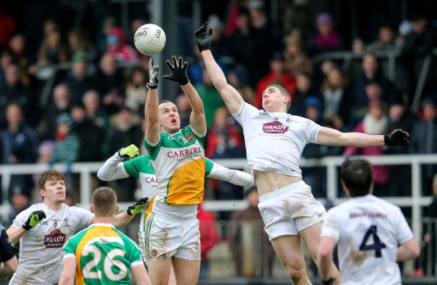 Daniel Flynn and Graham Guilfoyle contest a high kickout