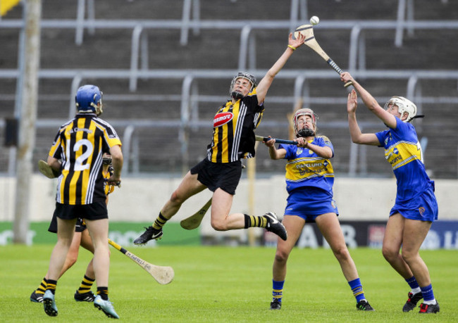 Anna Farrell attempts to gather the ball ahead of Nicole Walsh