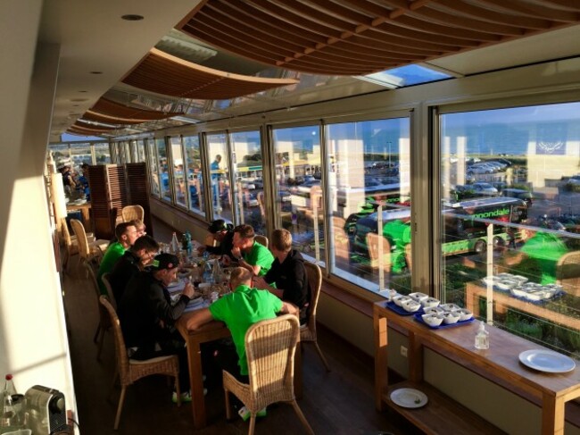 tour-de-france-riders-eat-for-dinner-2